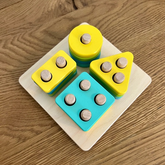 Lovevery Sort & Stack Peg Puzzle from The Enthusiast Kit Months 28-30 - Picture 3 of 4